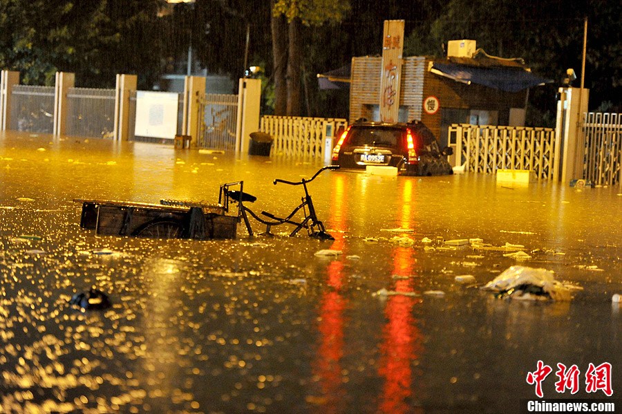 福州深夜暴雨道路積水成災