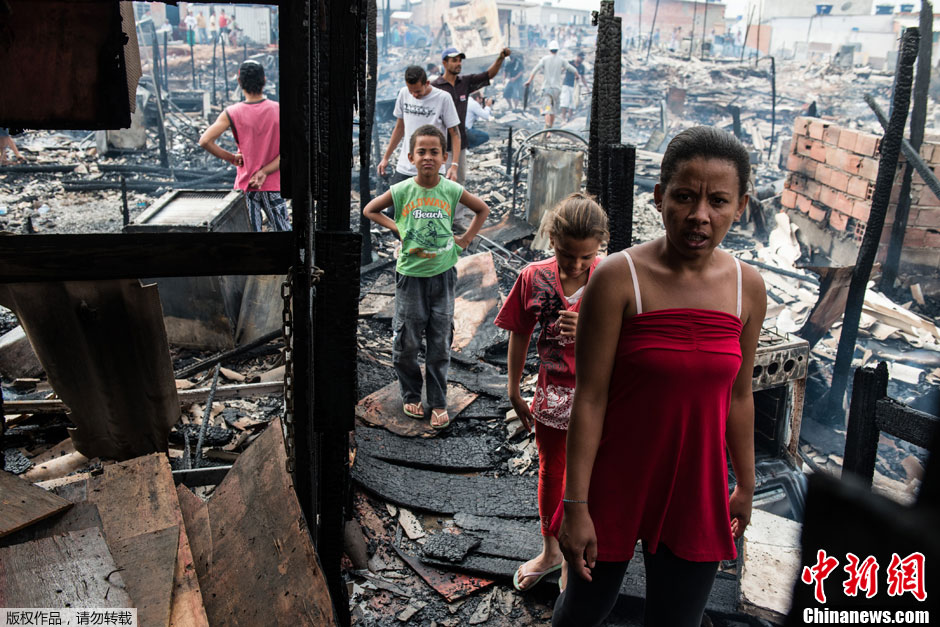 巴西圣保罗贫民窟发生火灾超过200人无家可归