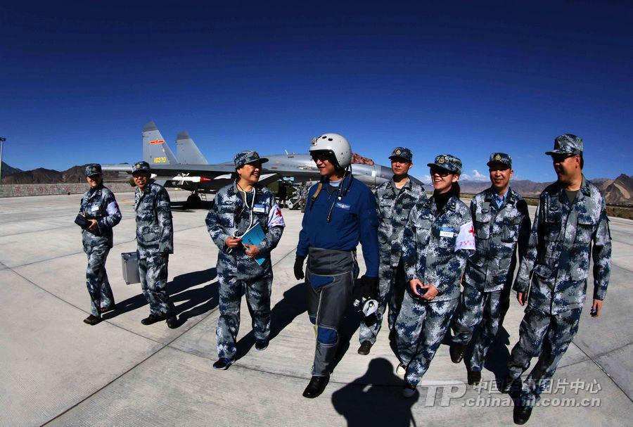 中国空军航空医学专家伴随航空兵入藏驻训