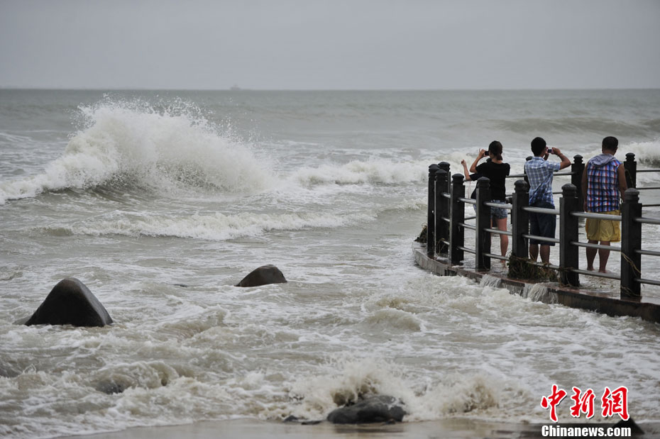 強颱風山神掠過海南三亞海面掀巨浪