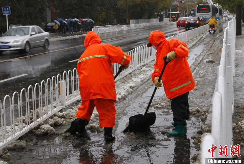 北京發佈暴雪橙色預警環衛工人奮戰保障公路通行