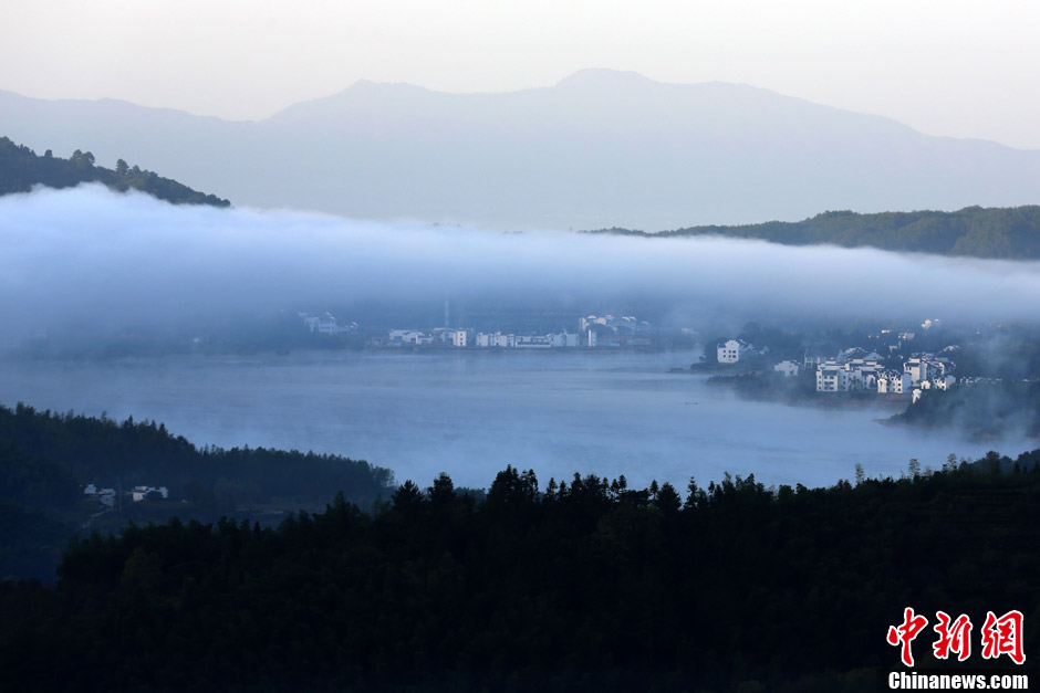 安徽黃山塔川現平流霧美景宛若人間仙境