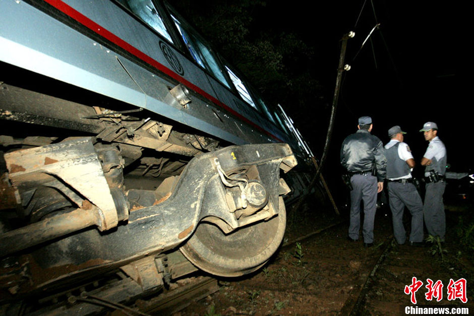 巴西观光火车脱轨撞山崖致2死40伤