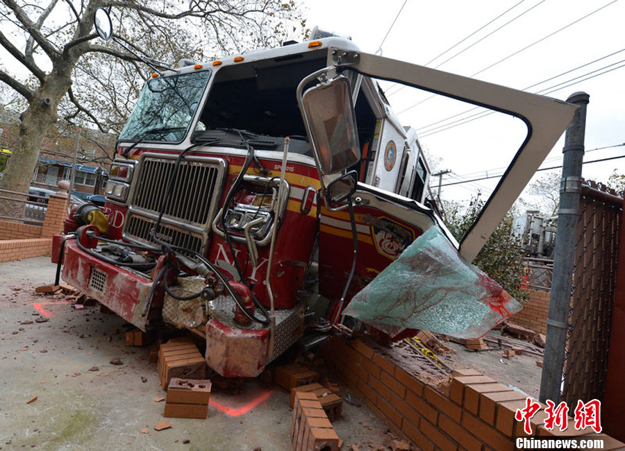 纽约两辆出警消防车相撞车上消防员无生命危险