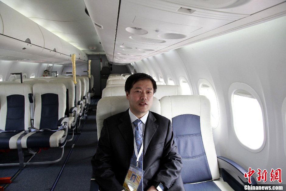 中国arj21700飞计总设计师陈勇体验飞机座舱