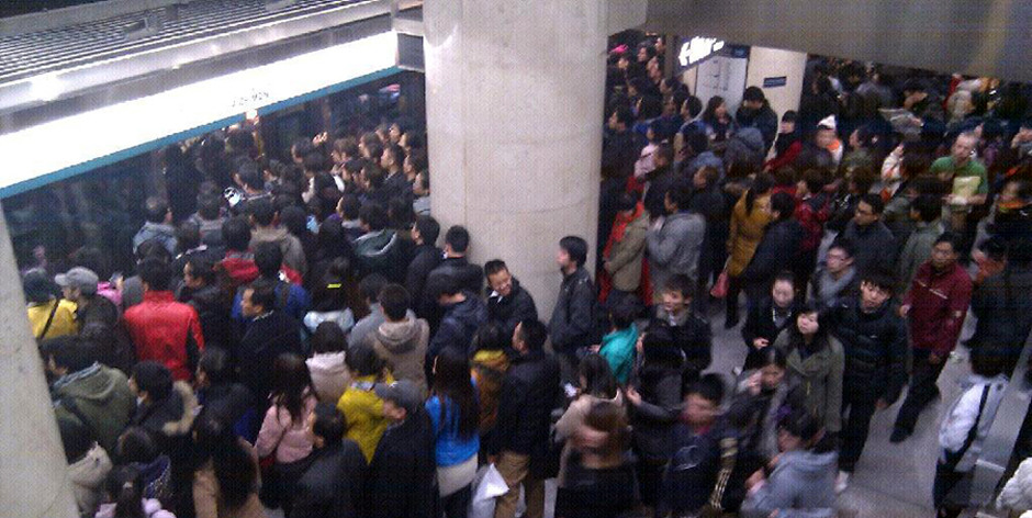 北京地铁4号线早高峰出信号故障大批乘客滞留