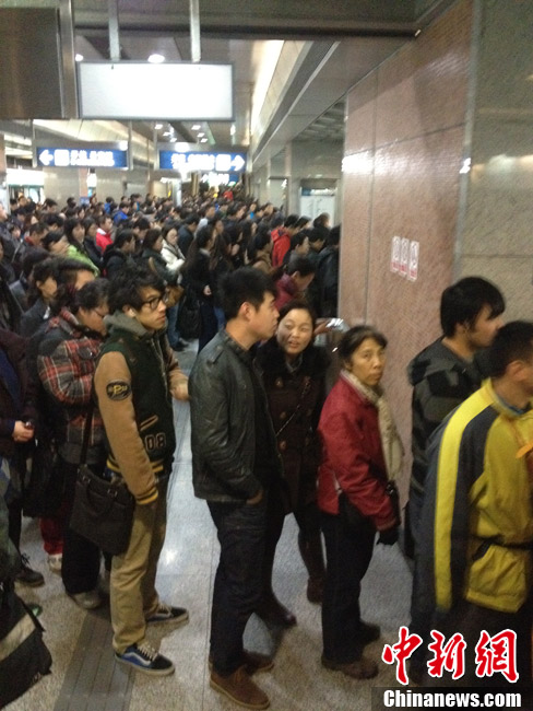 北京地铁4号线早高峰出信号故障大批乘客滞留