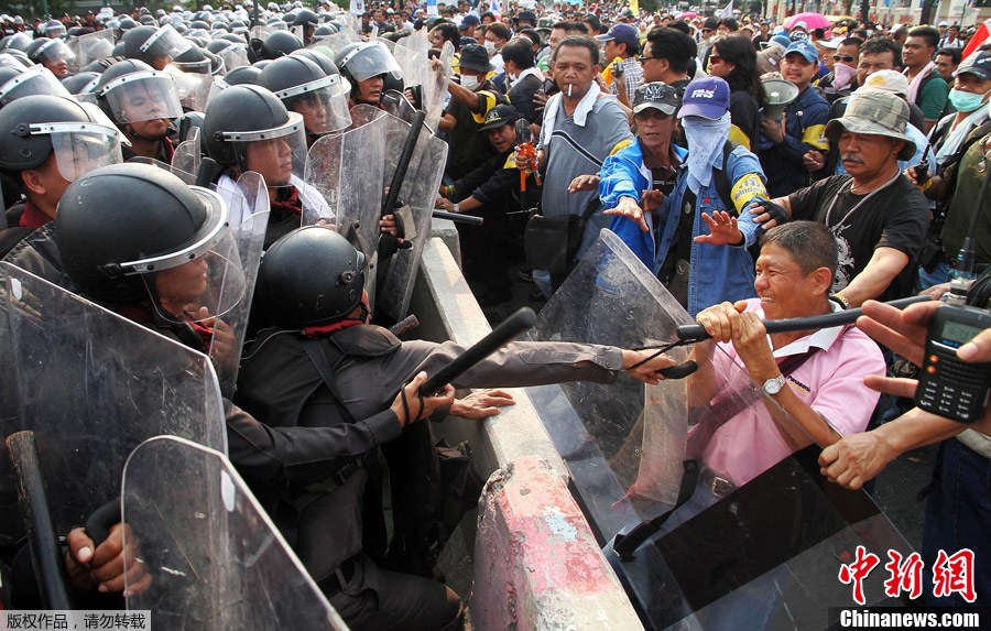 泰国曼谷爆发反政府示威警方发射催泪瓦斯