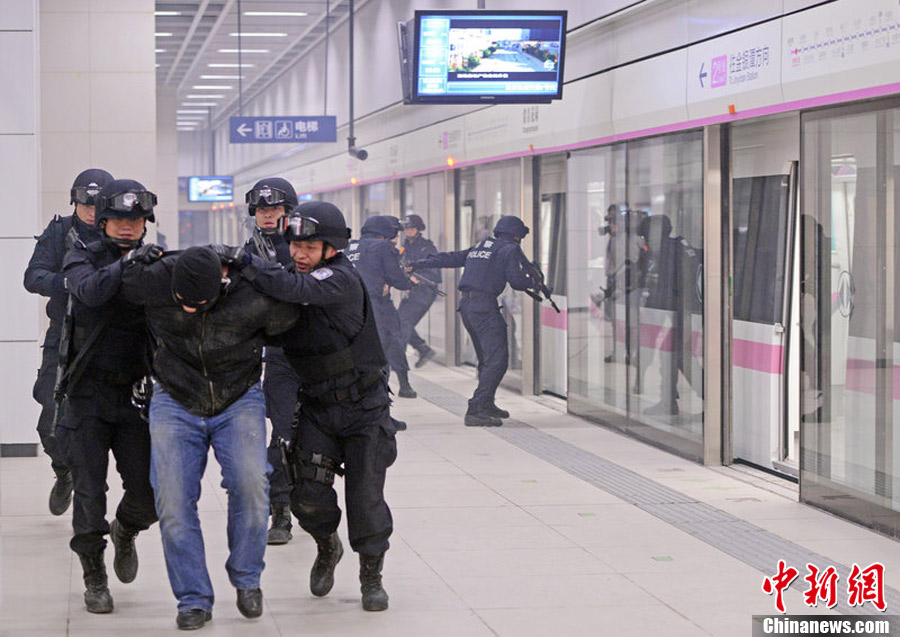 武汉地铁2号线开通前举行大规模反恐演习