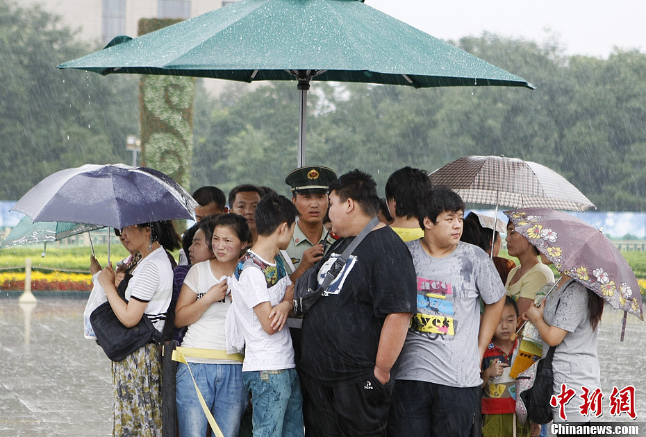 中新社2012圖片精選大傘底下好避雨