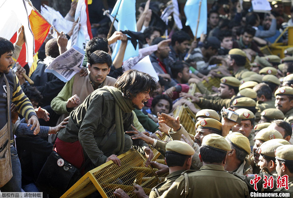 印度学生抗议部长发表演讲与警察发生激烈冲突