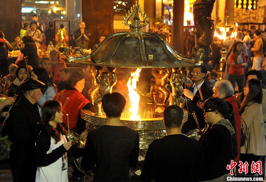 除夕夜台北民众龙山寺烧香祈福-中新网