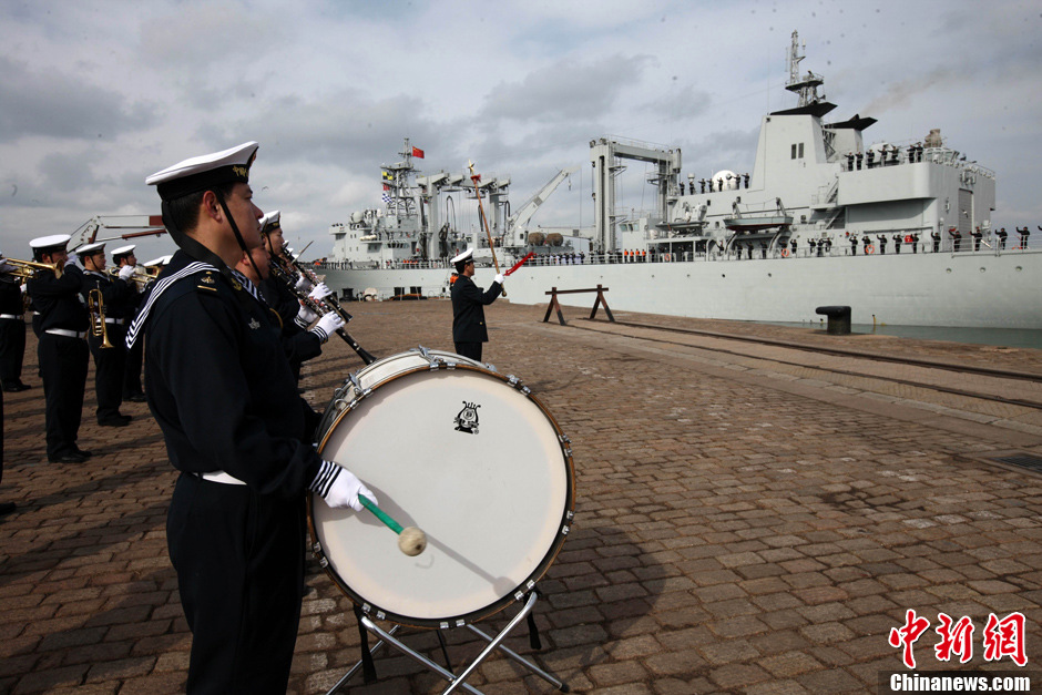 中国海军第十四批护航编队从青岛启航