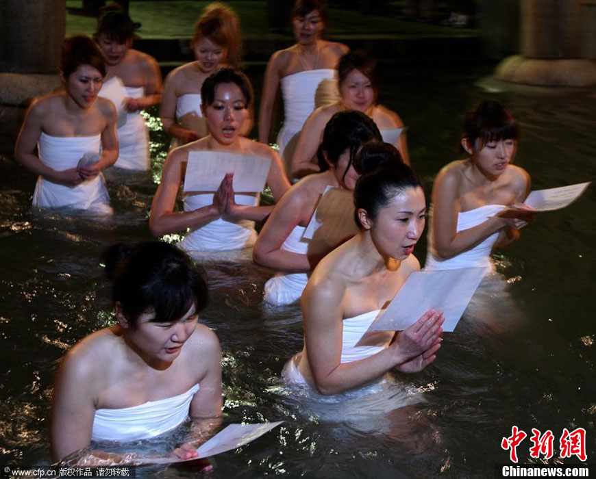 日本冈山裸体节开幕民众赤身无畏入冰水