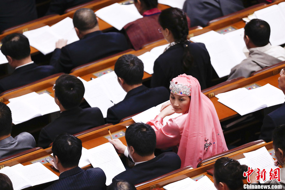 甘肃代表团马雪花代表身穿民族盛装出席开幕会