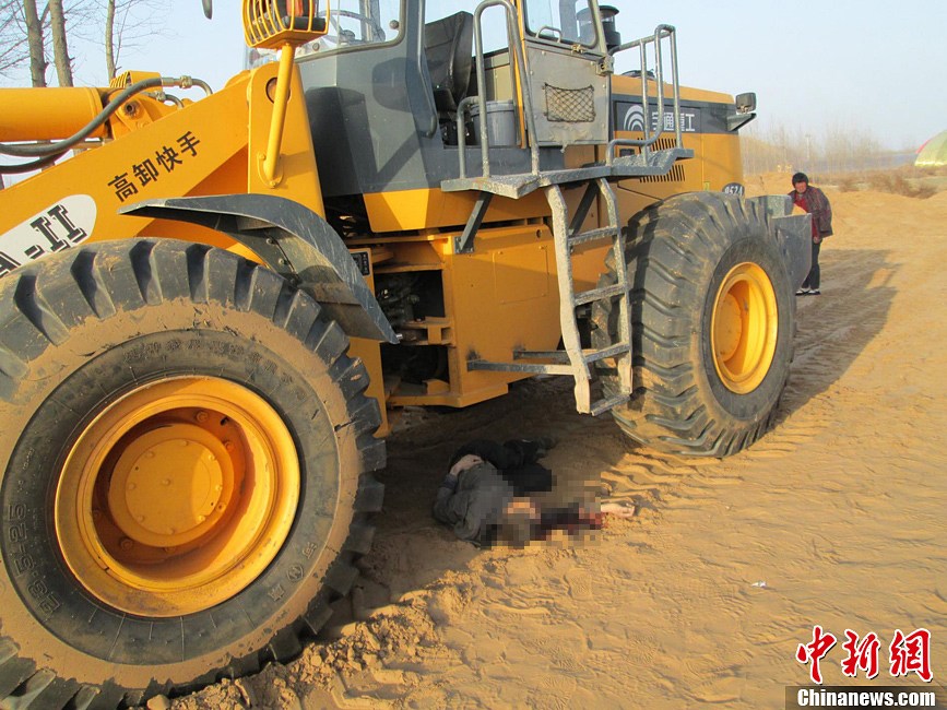 河南农民被开发商铲车碾压身亡 警方称依法处理