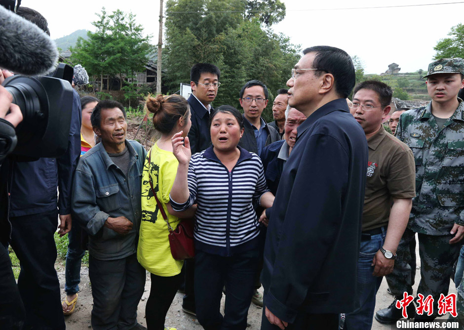 李克强总理在地震灾区看望受灾群众