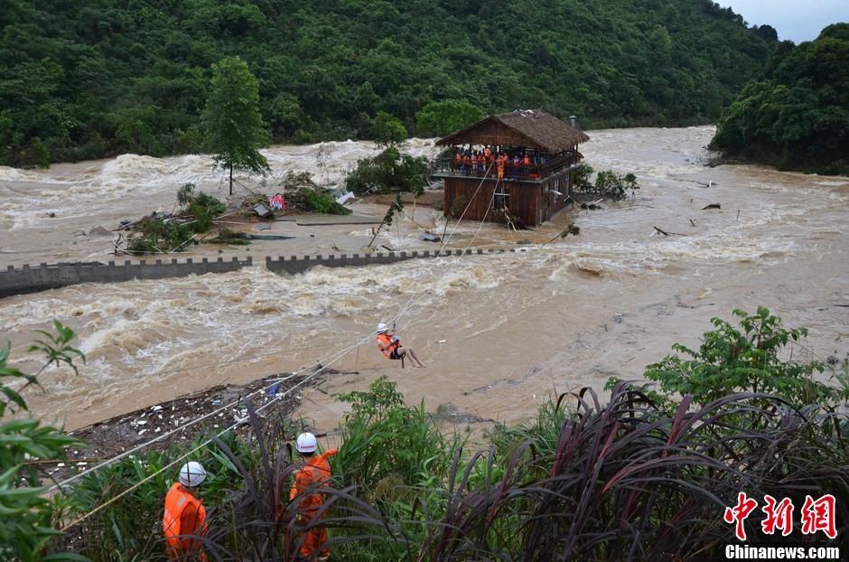 广西防城港突发山洪14人被困孤岛现场紧急营救