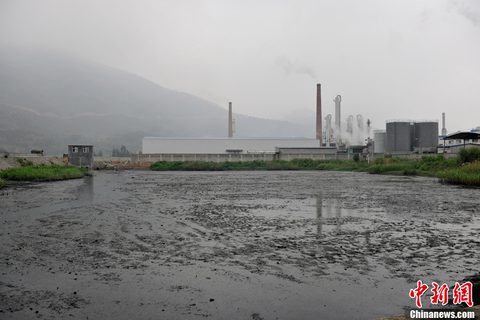 福建霞浦畲乡皮革污染肆虐浓烟滚滚污水如墨