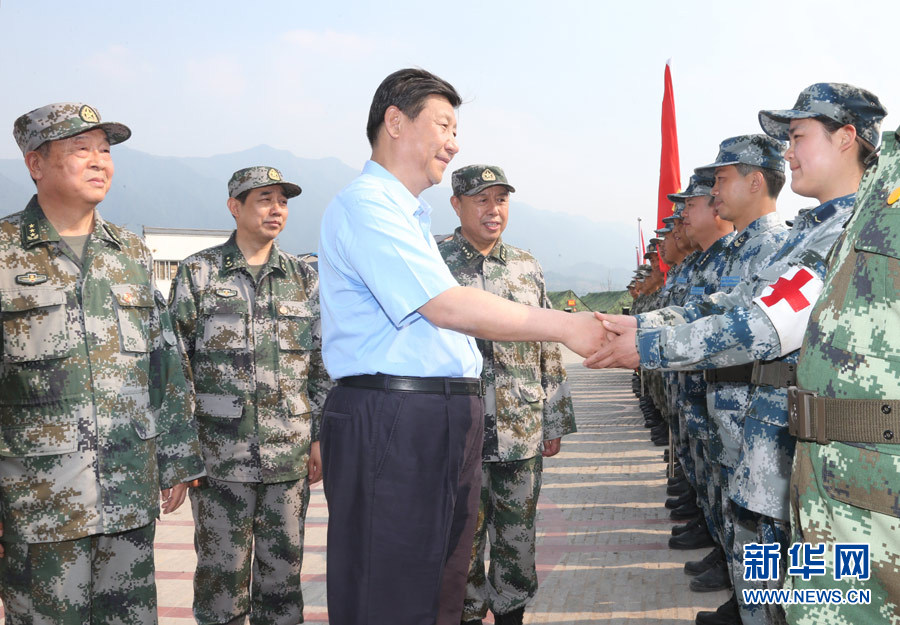 习近平看望在芦山抗震救灾的部队官兵