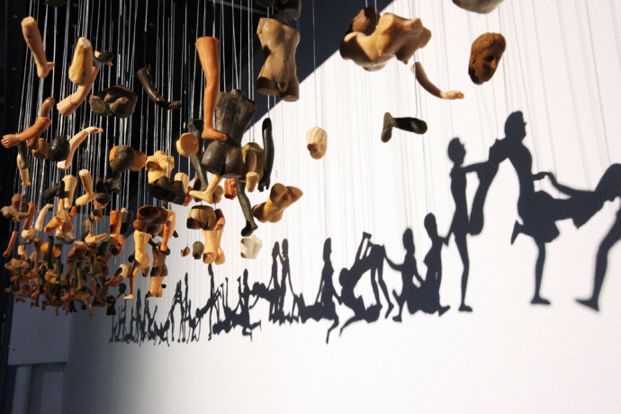 韩国艺术家借光影将肢解人体做成完整春宫图