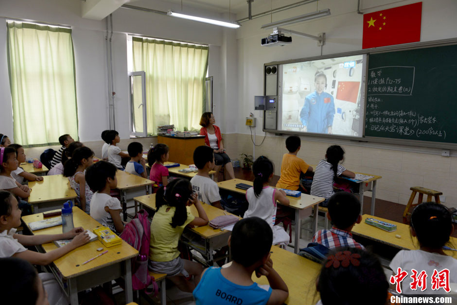 号航天员在天宫一号开展基础物理实验,为青少年进行中国首次太空授课