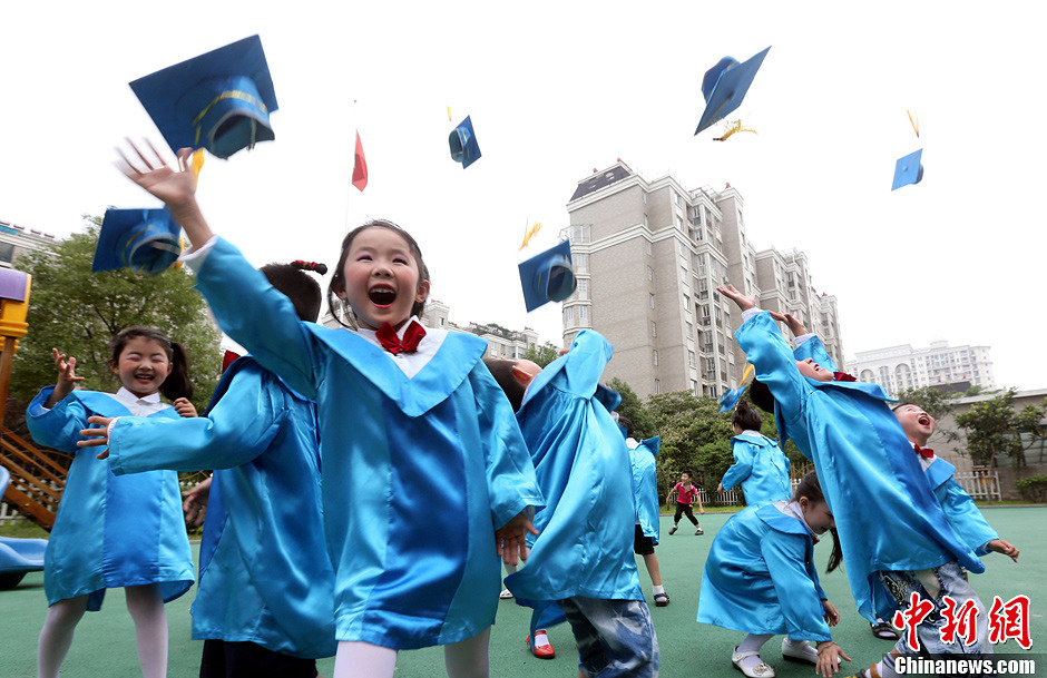 安徽一幼儿园举行毕业礼 小童放飞希望