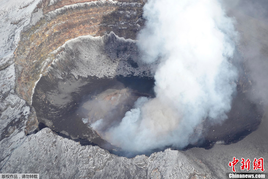 墨西哥波波卡特佩火山活跃 火山口烟尘滚滚