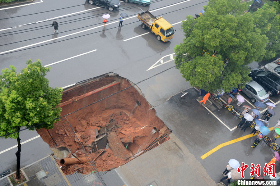 湖南湘潭一道路发生塌陷 地面现50平米大洞