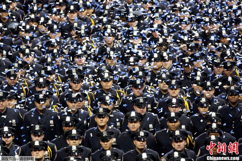 当地时间2013年7月2日,美国纽约,纽约警察学院的毕业生在巴克莱中心