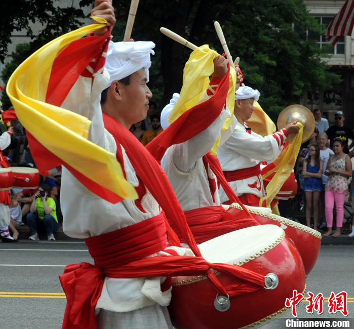 美國獨立日大遊行華人敲起威風鑼鼓