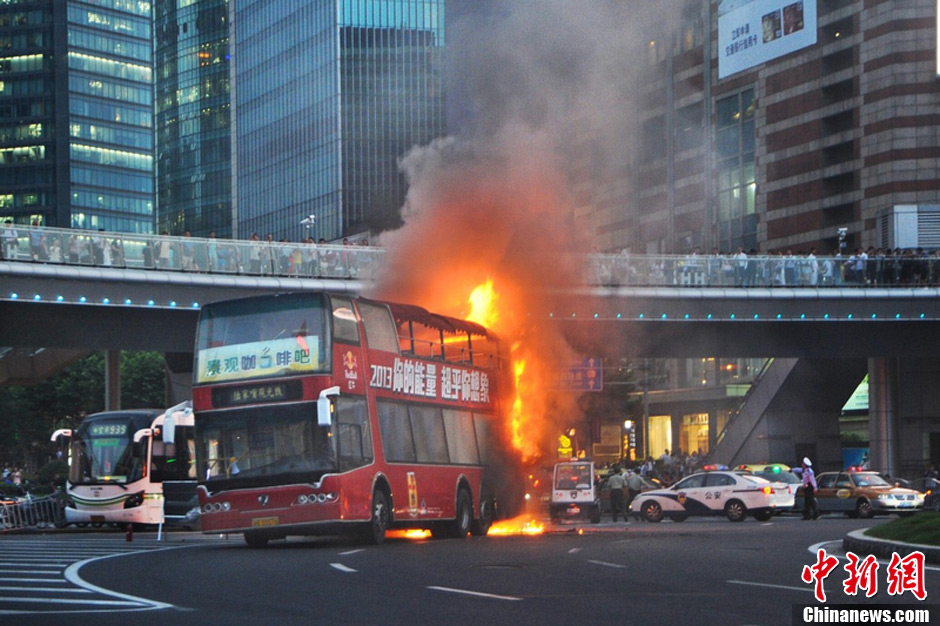 上海陆家嘴一旅游观光双层巴士发生自燃