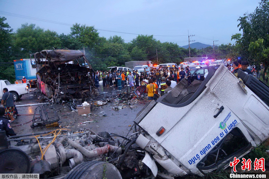 泰国双层巴士与卡车相撞 致19人亡23人伤