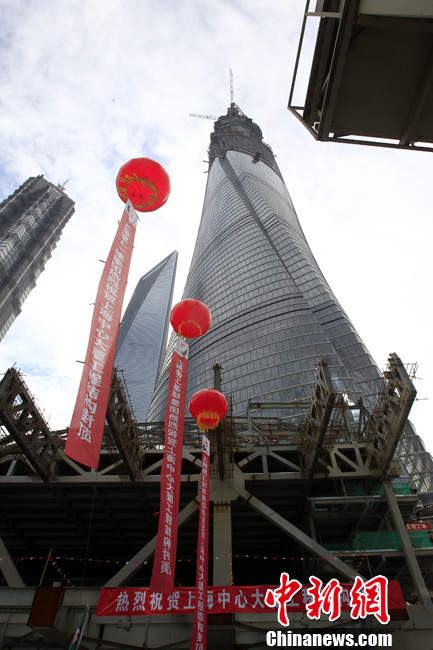 8月3日,在建的中国第一高楼上海中心实现结构封顶,大厦按计划达到