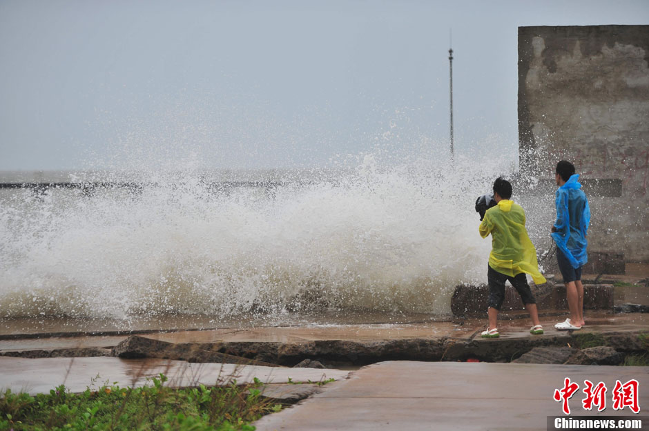 强台风尤特影响海南记者风雨中逐浪