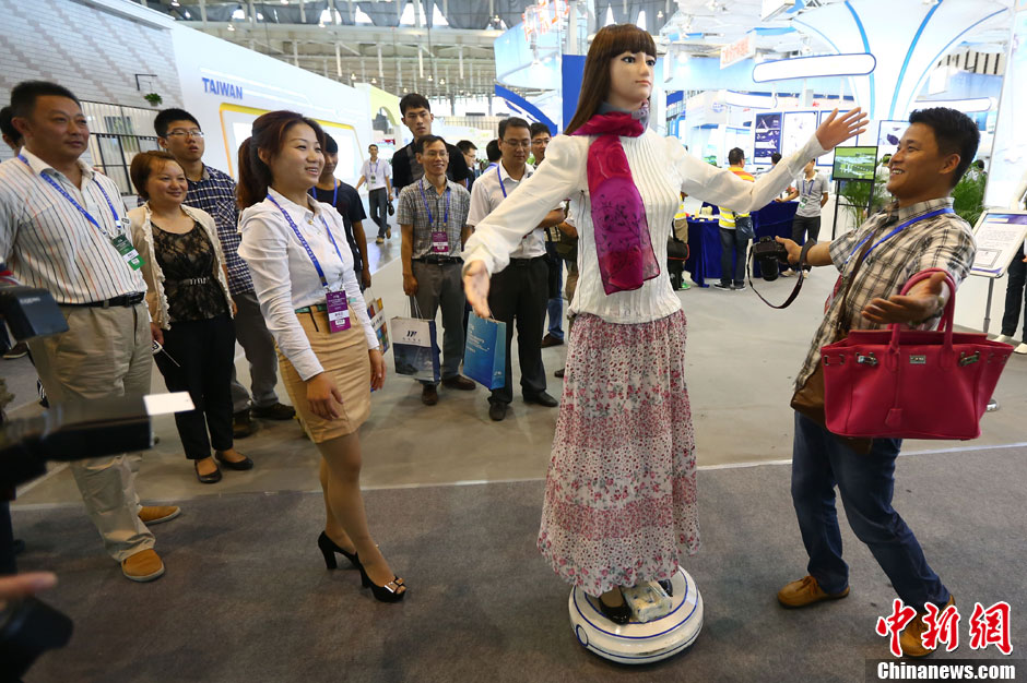 美女机器人亮相南京能说话会跳舞
