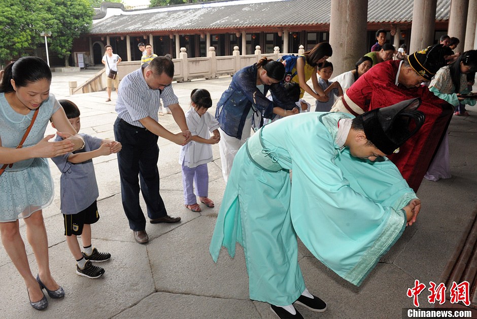 福建小學新生參加傳統開筆禮活動