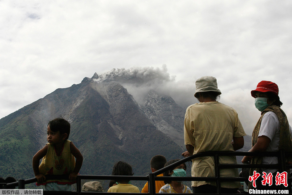 印尼錫納朋火山噴發火山灰遮天蔽日