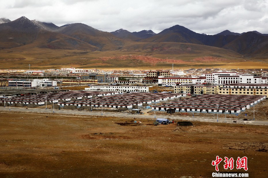 9月21日,青海玉树藏族自治州治多县近万名藏族民众身着盛装庆祝灾后