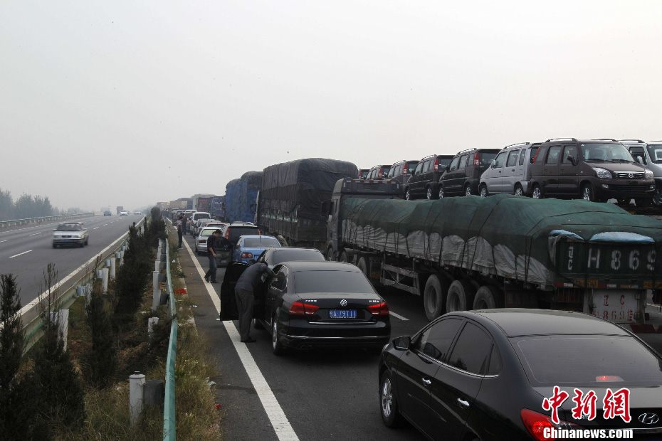 大广高速安阳段北京方向,一大早即开始再现大堵车,滚滚车流望不到尽头