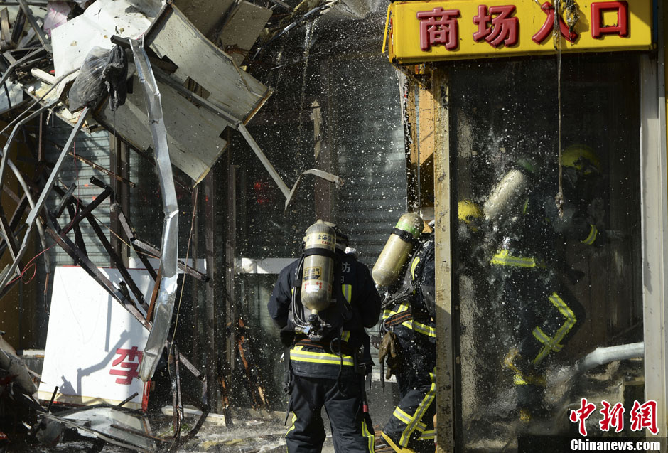 10月11日,北京石景山苹果园喜隆多商场发生火灾,大火至少从凌晨二时