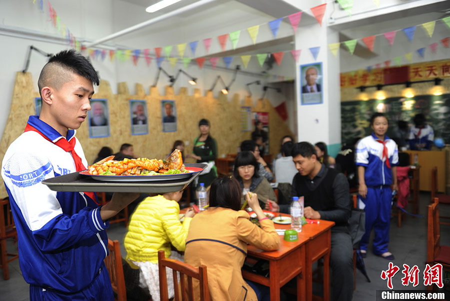 餐廳以追憶童年為主題,整間餐廳設置成一間教室,服務員都身穿學生校服