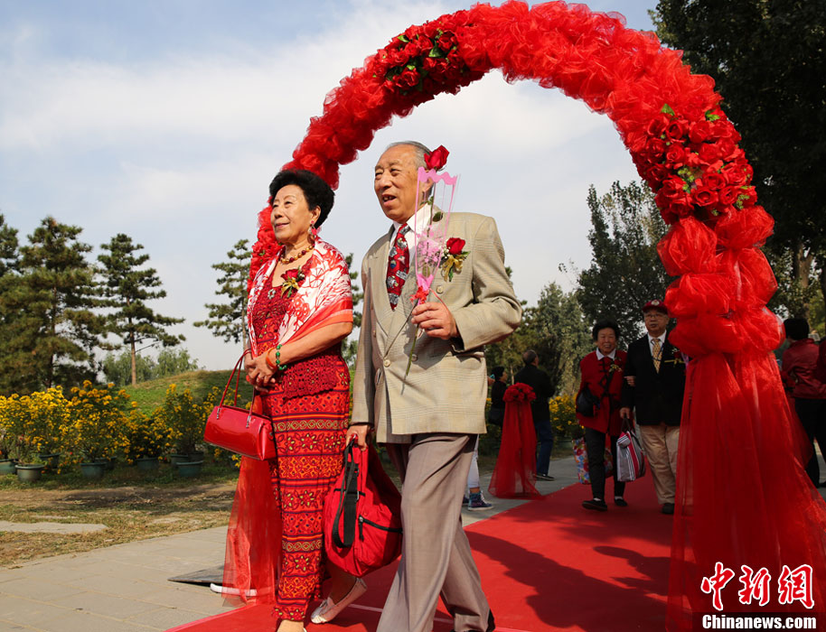 百對金婚夫婦亮相北京圓明園迎接中國首個老年節