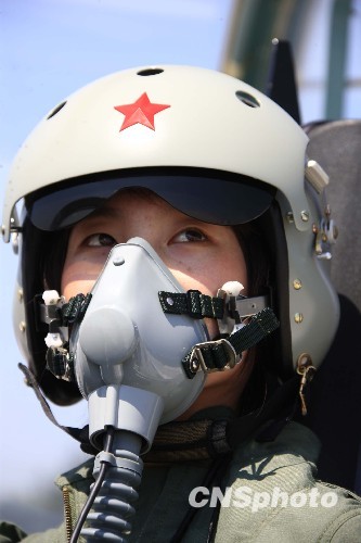 中國空軍首批殲擊機女飛行員更換新型飛行裝具.中新社發 張雷 攝