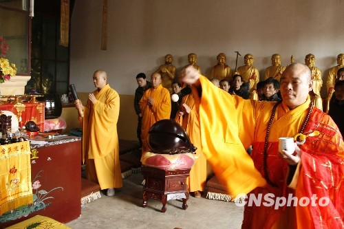 图为永乐大师祈福作法.中新社发 张畅 摄