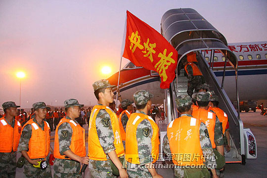 组图:南京军区舟桥旅夜奔灾区奋战在一线