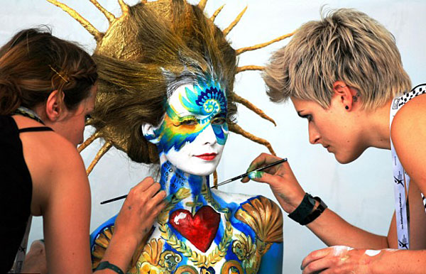 各国艺术家人体彩绘艺术节上显神通