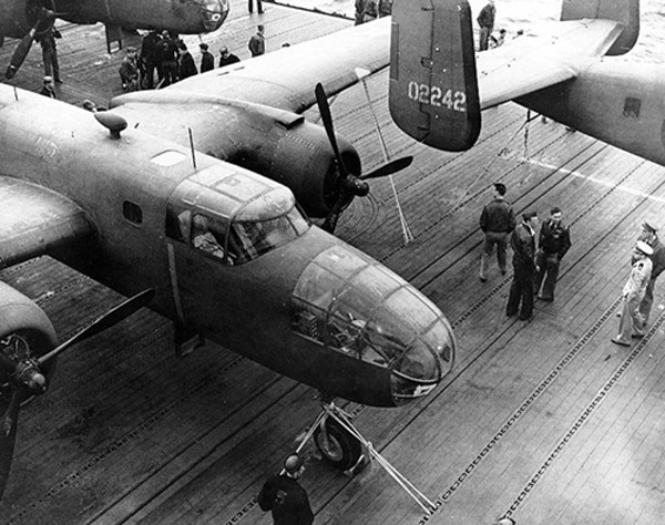 看二战时美轰炸机如何从航母起飞