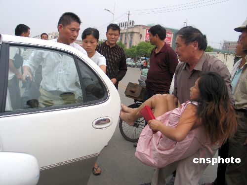 图 孕妇横穿马路遭车祸险丢性命