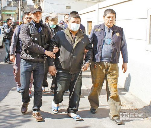 黑道老大放毒蛇洒冥纸讨债警察连开24枪将其抓获